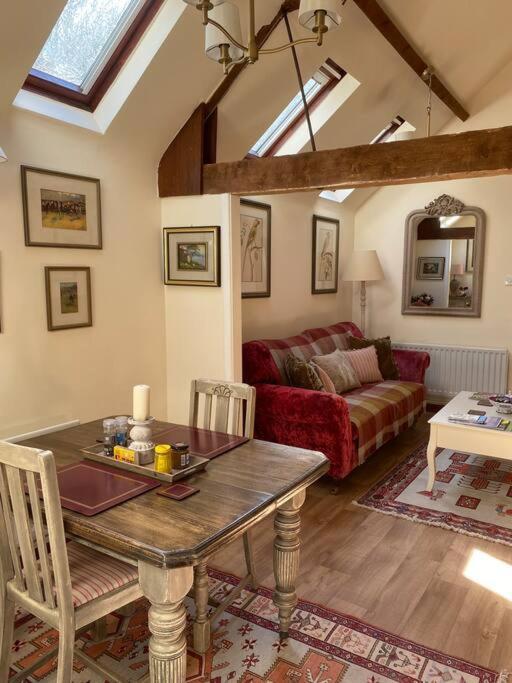 The Grooms Loft Self Contained Apartment Milton Abbas 外观 照片